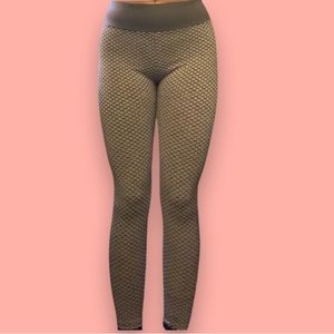 Grey & White Honeycomb Textured Leggings with Ruched Butt 👖🍑